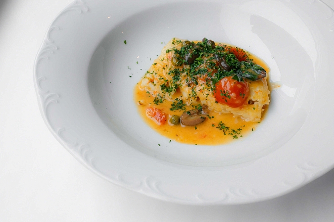 Треска, запеченная с оливками и томатами