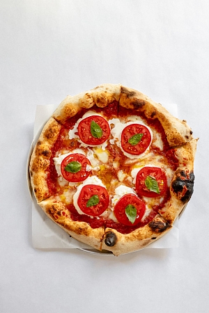 Буррата и томаты