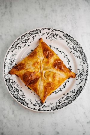 Пеновани, хачапури из слоеного теста с сыром