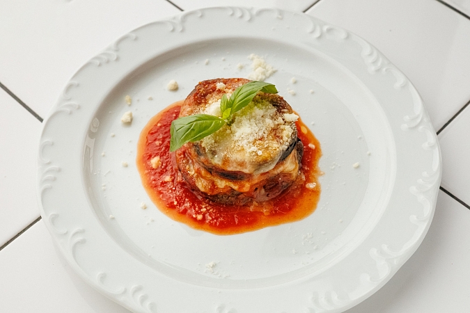 Пармиджана Меланзане, баклажаны, запеченные на гриле с пармезаном и моцареллой