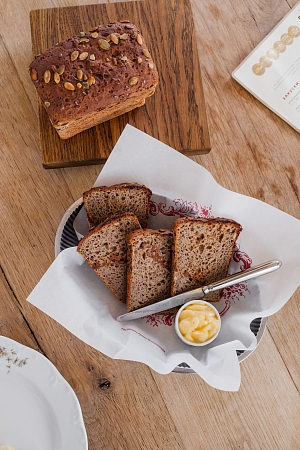 Четвертинка безглютенового хлеба с маслом