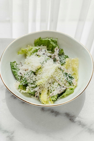 Хрустящий салат с пармезаном, анчоусом и соусом тоннато