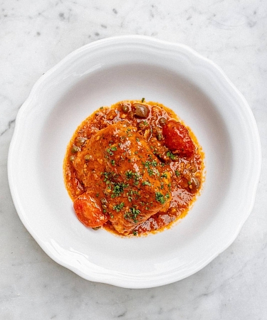 Треска, запеченная с оливками и томатами