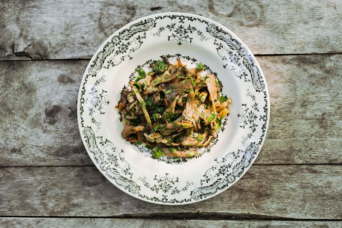 Грибы вешенки с соусом киндзмари