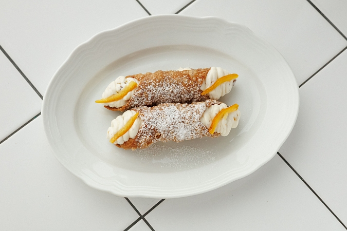 Канноли по-сицилийски, трубочки с кремом из рикотты и цукатами