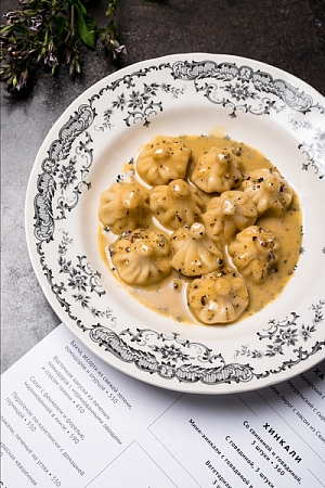 Мини-хинкали с говядиной в перечном соусе