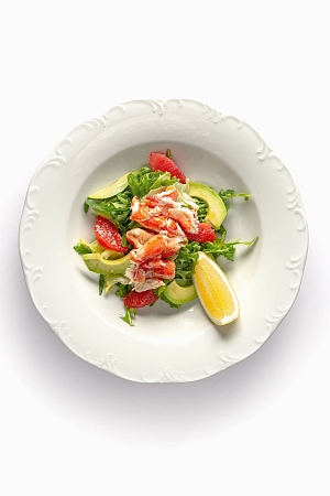 Салат с камчатским крабом, авокадо и грейпфрутом