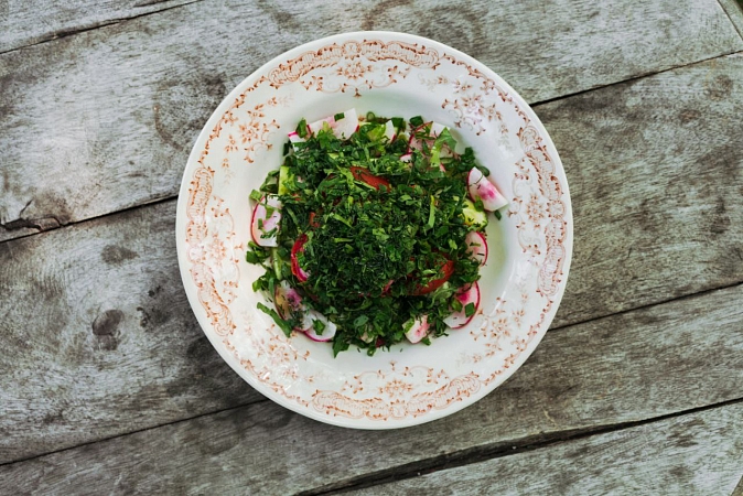 Салат из свежих овощей с оливковым маслом или сметаной