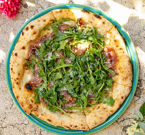 Пармская ветчина, свежая руккола и моцарелла без глютена