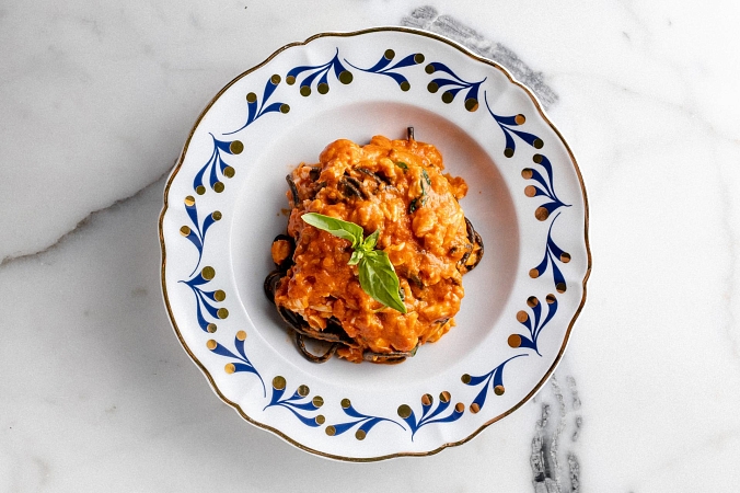 Спагетти с чернилами каракатицы и камчатским крабом