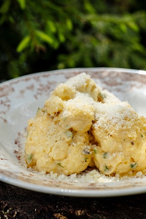 Запеченная цветная капуста с соусом из анчоусов