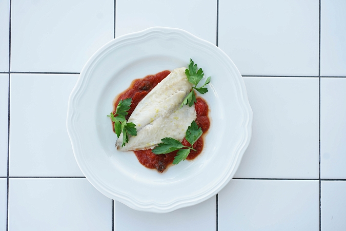 Дорада по-сицилийски с помидорами и каперсами