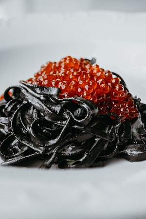 Тальолини с чернилами каракатицы и красной икрой