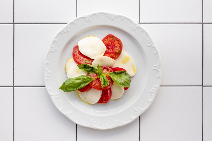 Капрезе с моцареллой