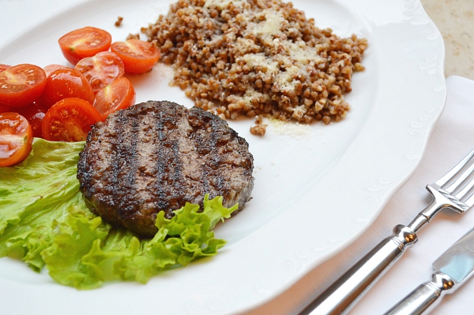 Рубленный стейк по-деревенски с гречкой