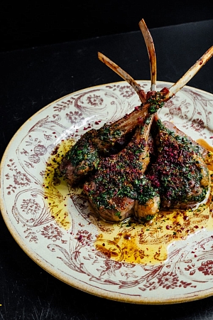 Ребра ягненка, жаренные на углях,  с соусом чимичурри