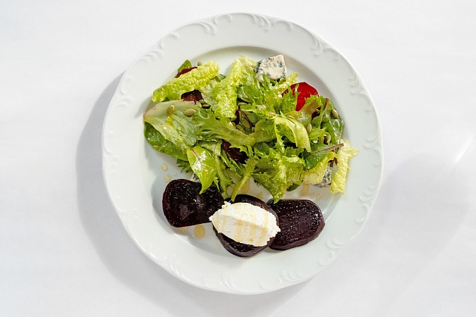 Салат со свеклой, рикоттой и горгонзолой