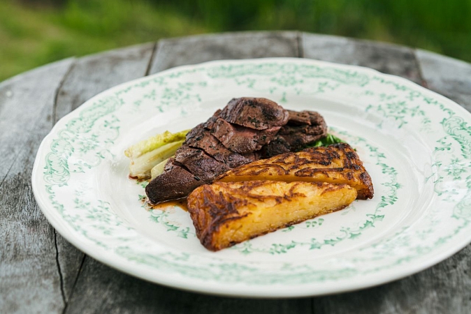 Филе миньон северного оленя с картофельным драником и перечным соусом