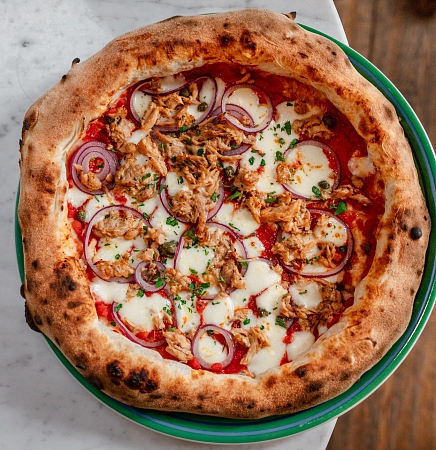 Сочный тунец, красный лук и сицилийские каперсы без глютена