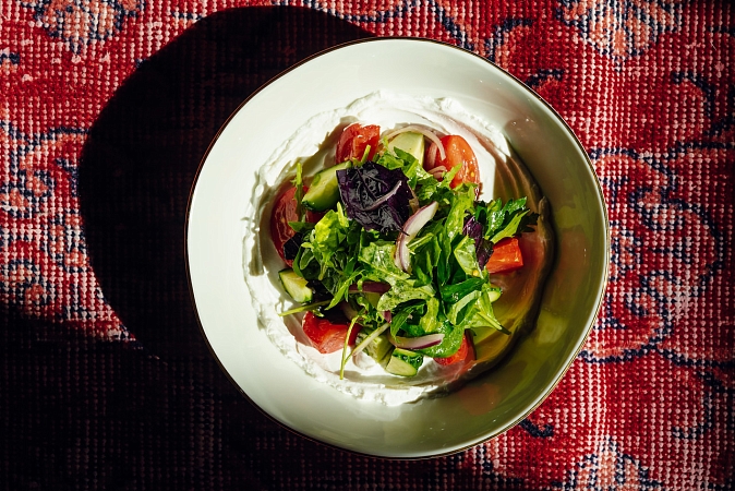 Салат с козьим сыром, помидорами и зеленью