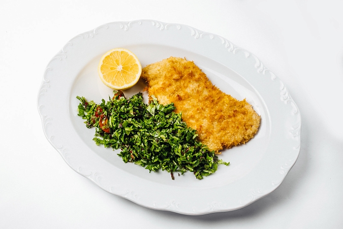 Котолетта алла Миланезе из индейки с салатом