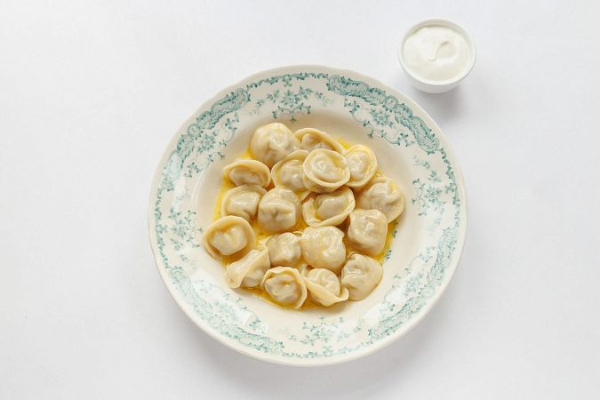 Домашние пельмени со сметаной