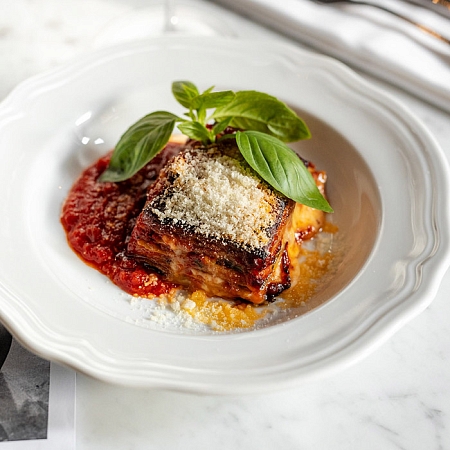 Пармиджана, запеченные баклажаны с пармезаном и моцареллой