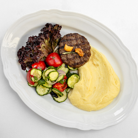 Рубленный стейк по-деревенски с картофельным пюре