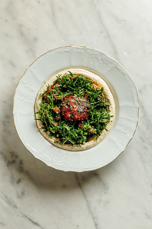 Язычки ягненка с печеным томатом и хумусом