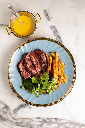 Тальята ди манзо на гриле с картошкой фри и соусом беарнез