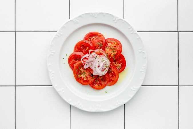 Помидоры с красным луком