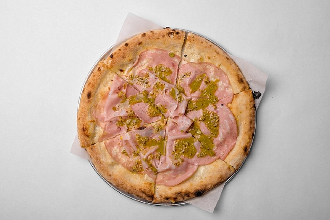 Без глютена пицца с мортаделлой и фисташками
